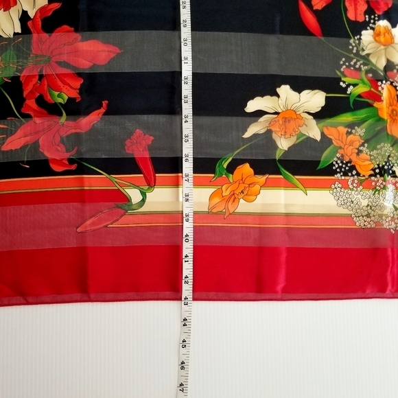 Mool Mang Cho Red Floral 43" x 43" Square Scarf, New without Tag - Picture 5 of 8